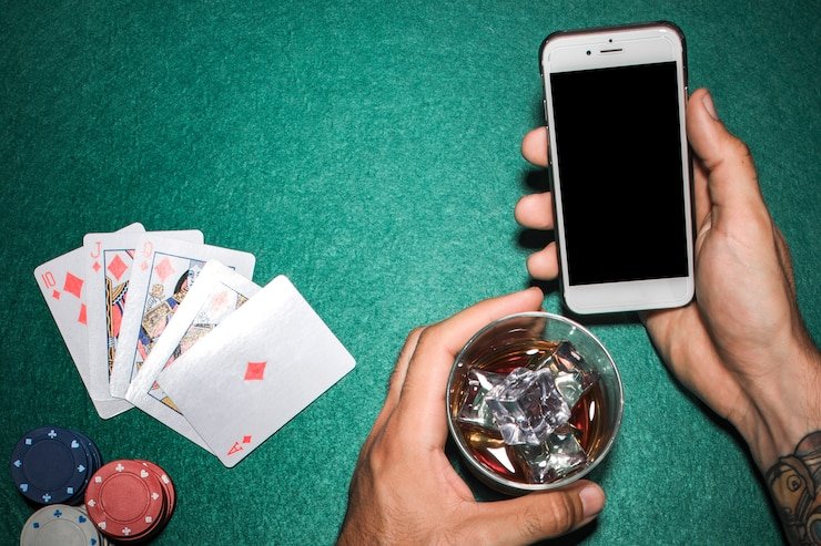 Pengguna membaca ketentuan komisi referral